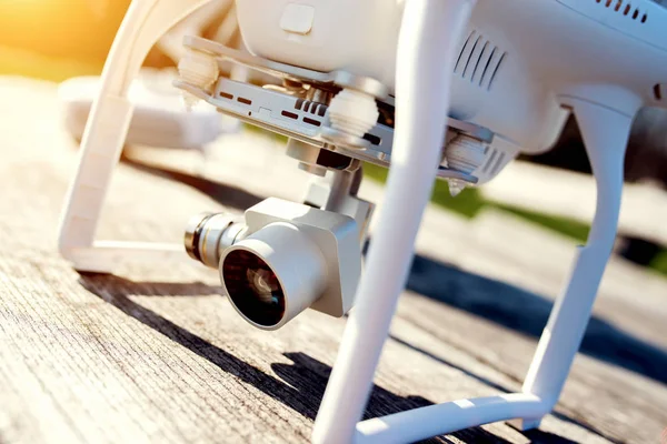 Drone aéreo em pé na superfície de madeira — Fotografia de Stock