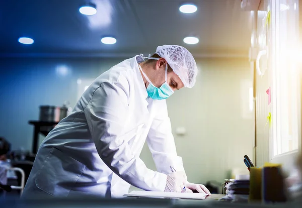 Junge Ärztin macht sich Notizen — Stockfoto