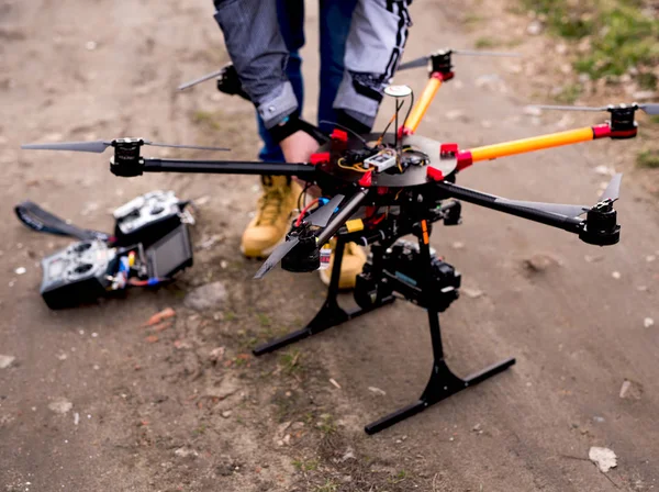 Ember készül légi drone — Stock Fotó
