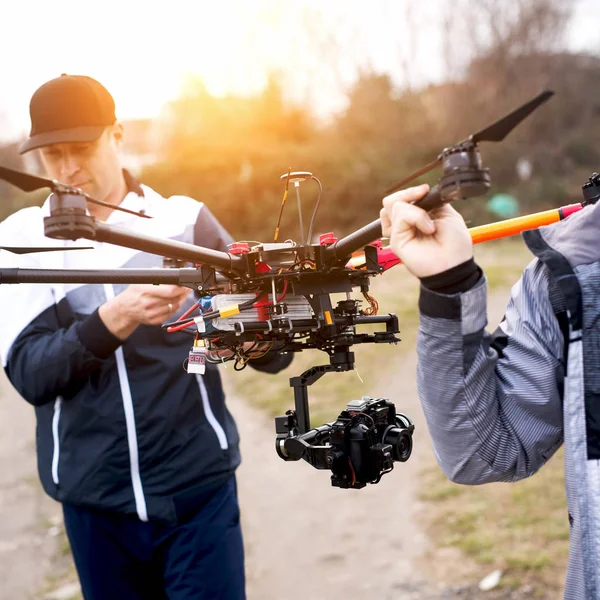 Férfi fogja használni a légi drone — Stock Fotó