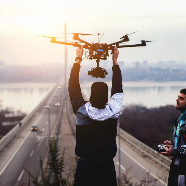 Homem segurando drone aéreo — Fotografia de Stock