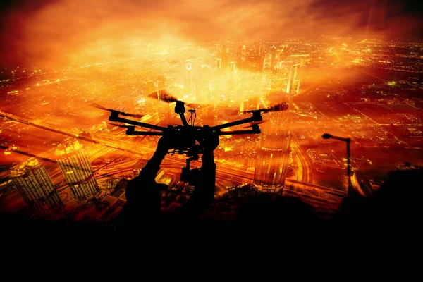 Két férfi air gazdaság drone — Stock Fotó