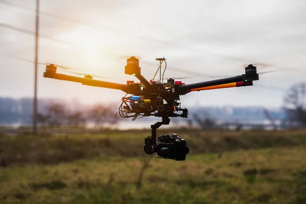 Dron aéreo con cámara profesional — Foto de Stock