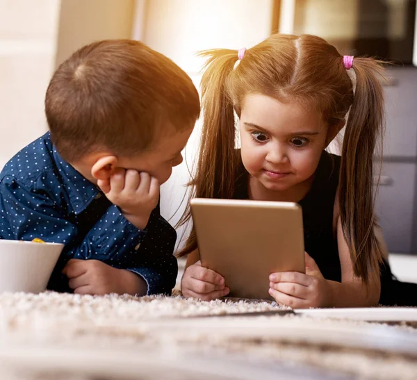 Αστεία παιδιά χρησιμοποιώντας ψηφιακό tablet — Φωτογραφία Αρχείου