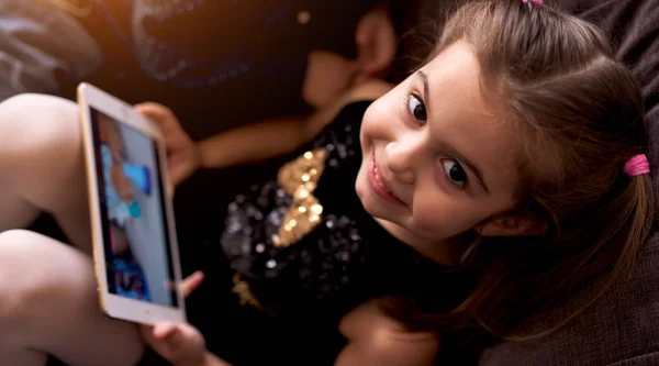 Дівчина дивиться мультфільм на планшеті — стокове фото
