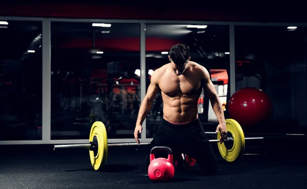 Hombre en forma haciendo ejercicio en el gimnasio — Foto de Stock