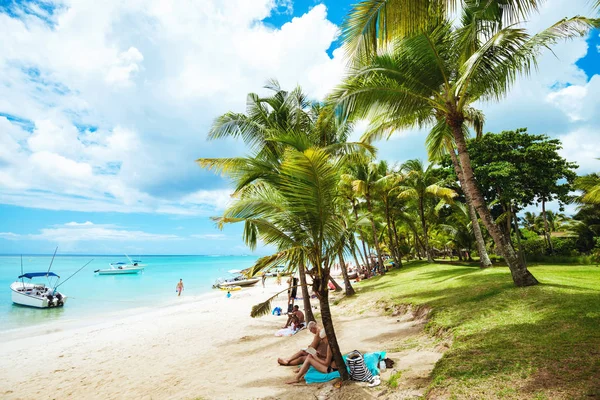 Touristen entspannen am tropischen Strand — Stockfoto