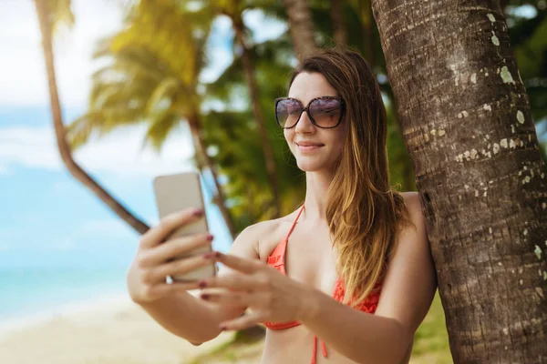 Kobieta biorąc selfie na wakacjach — Zdjęcie stockowe