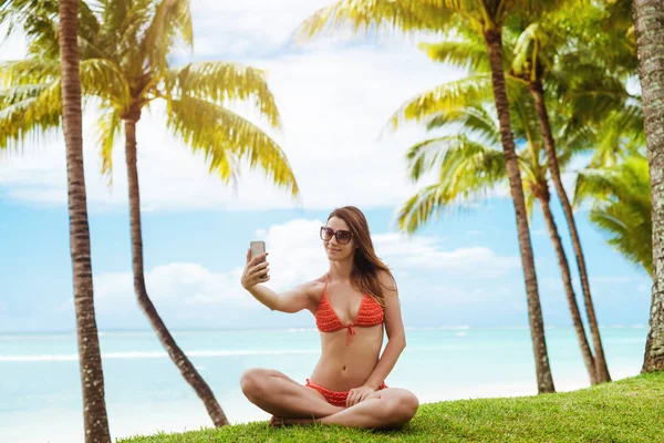 Woman taking selfie on vacation — Stock Photo, Image