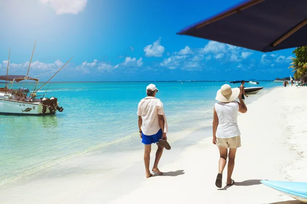 Touristen entspannen am tropischen Strand — Stockfoto