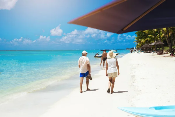 Touristen entspannen am tropischen Strand — Stockfoto