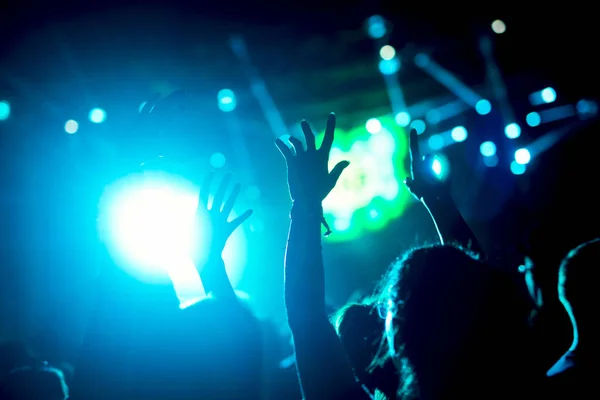 Silhouettes de personnes sur le festival de musique — Photo