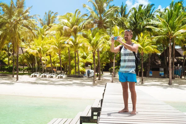 Tourist fotografiert auf seinem Handy — Stockfoto