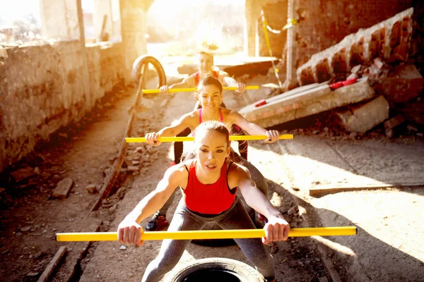 Donne attraenti che lavorano fuori — Foto Stock