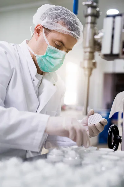 Hombre con guantes preparando crema — Foto de Stock