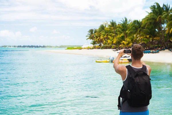 Tourist fotografiert auf seinem Handy — Stockfoto