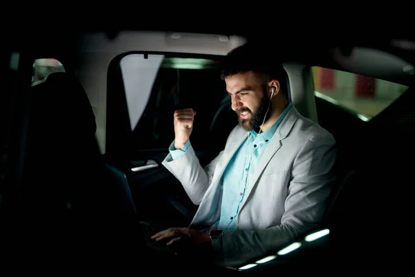車で働くビジネスマン — ストック写真