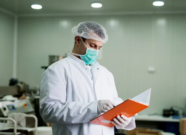 Médecin tenant un cahier — Photo