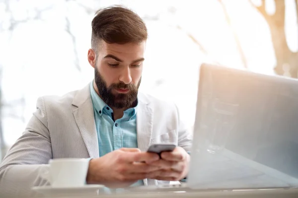 Empresario que trabaja fuera de la oficina — Foto de Stock