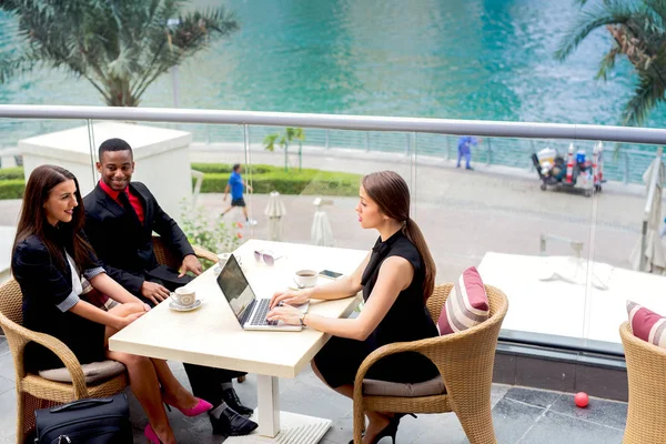 Gente de negocios en reunión al aire libre — Foto de Stock