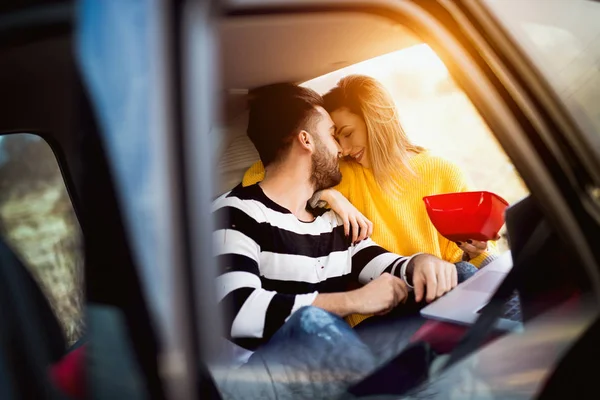 Junges Paar kuschelt im Auto — Stockfoto