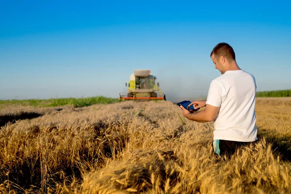 现代农民的平板电脑 — 图库照片