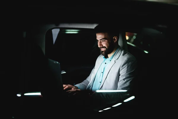 Businessman working from car — Stock Photo, Image