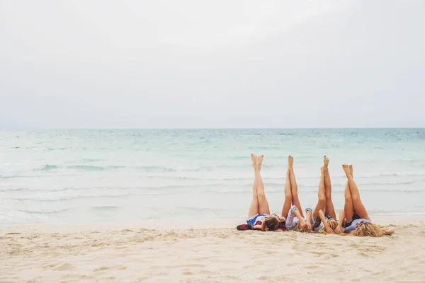 Donne che si divertono sulla spiaggia — Foto Stock