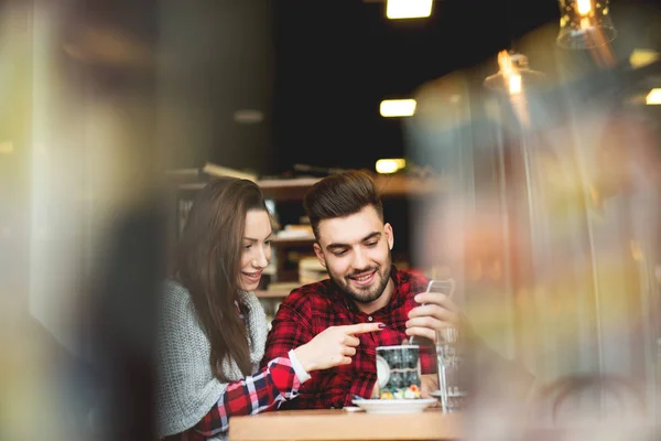 Pareja con smartphone moderno — Foto de Stock