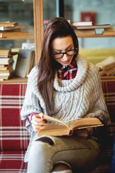 Kvinnlig student läsa bok — Stockfoto