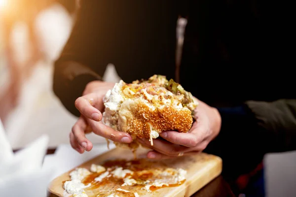 Homem segurando hambúrguer saboroso — Fotografia de Stock