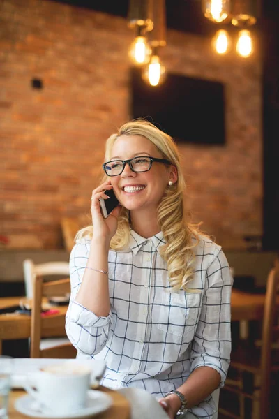 Junge Geschäftsfrau arbeitet im Café — Stockfoto