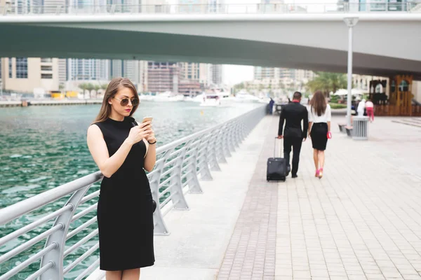 Mujer de negocios con smartphone y gafas de sol — Foto de Stock