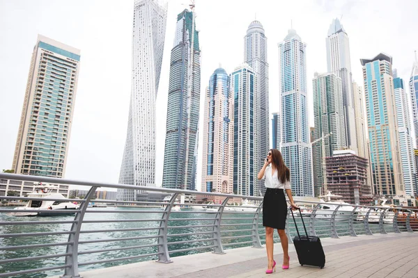 Бізнес-леді зі смартфоном і валіза — стокове фото