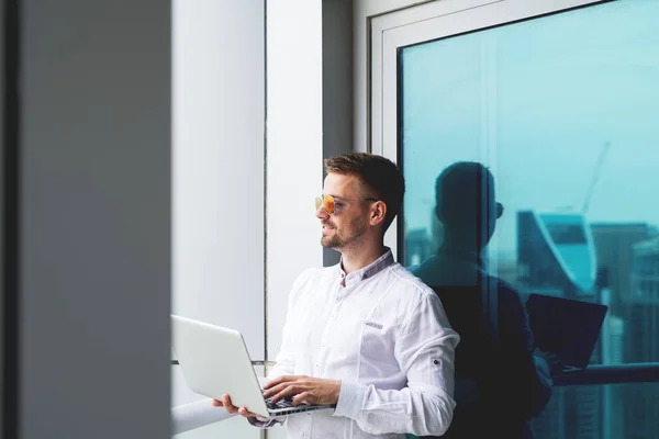 Empresario trabajando con portátil — Foto de Stock