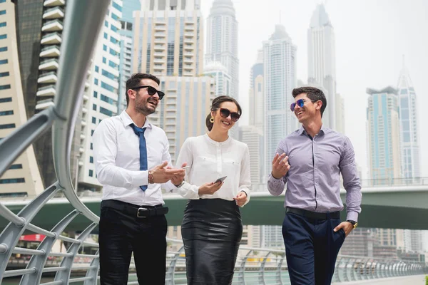 Businesspeople talking outdoors — Stock Photo, Image