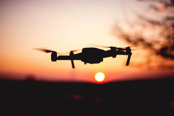 Drone volando al atardecer — Foto de Stock