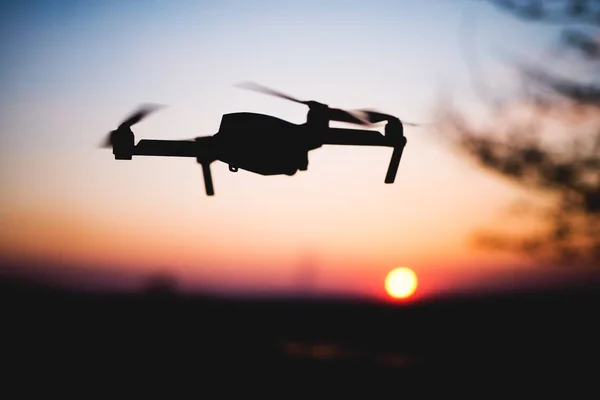 Drone flying na západ slunce — Stock fotografie