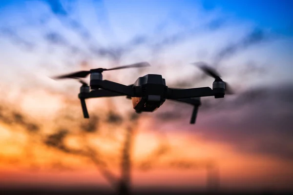 Drone πετώντας στο ηλιοβασίλεμα — Φωτογραφία Αρχείου