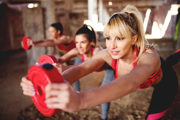 Aantrekkelijke vrouwen uit te werken — Stockfoto