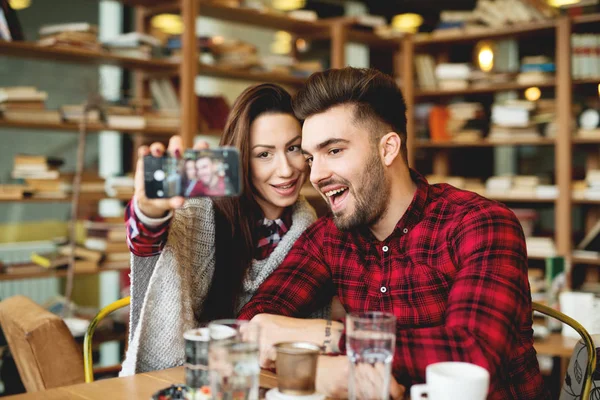 Casal no restaurante tirando selfie — Fotografia de Stock