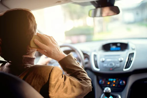 Kvinnan pratar via telefon i bilen — Stockfoto