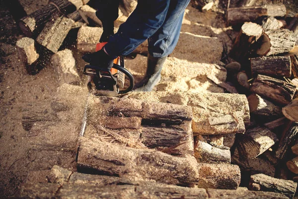 Homme coupant le bois avec tronçonneuse — Photo