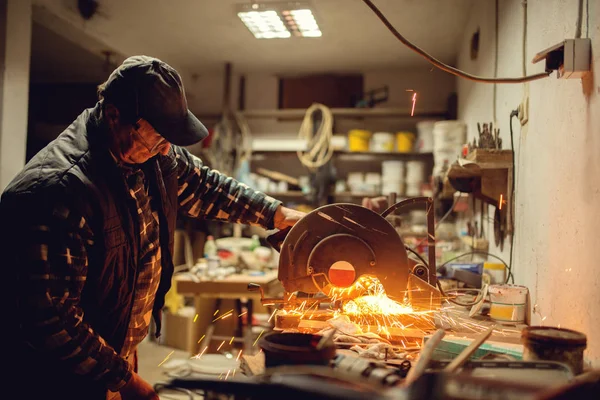 锯切金属管道的工匠 — 图库照片