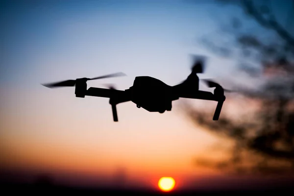Naplementében repülő drone — Stock Fotó
