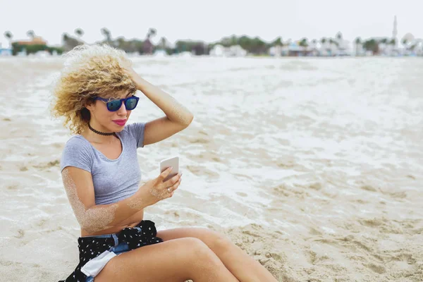 Woman taking selfie on beach — Stock Photo, Image