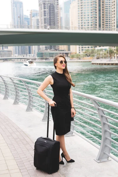 Hermosa mujer de negocios con maleta — Foto de Stock