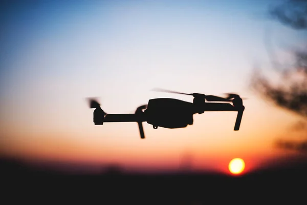 Drone voando ao pôr-do-sol — Fotografia de Stock