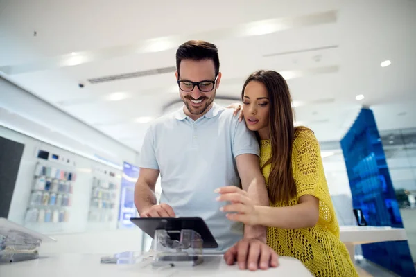 Jeune couple en magasin technique — Photo