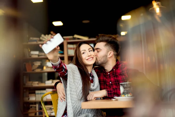 Pár v restauraci s selfie — Stock fotografie